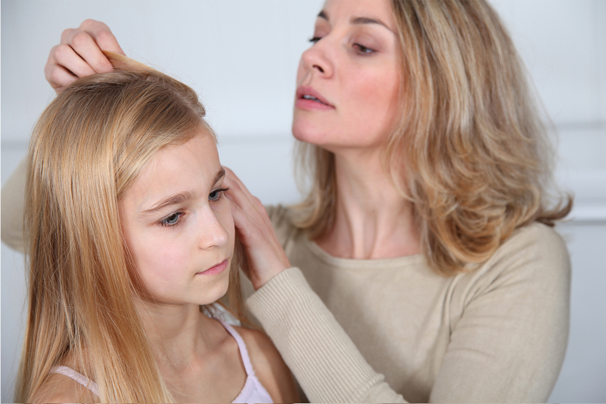 mom-and-daughter-head-lice