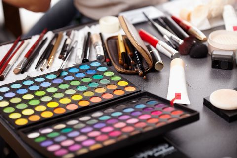 La ce ne ajuta sa devenim make-up artist