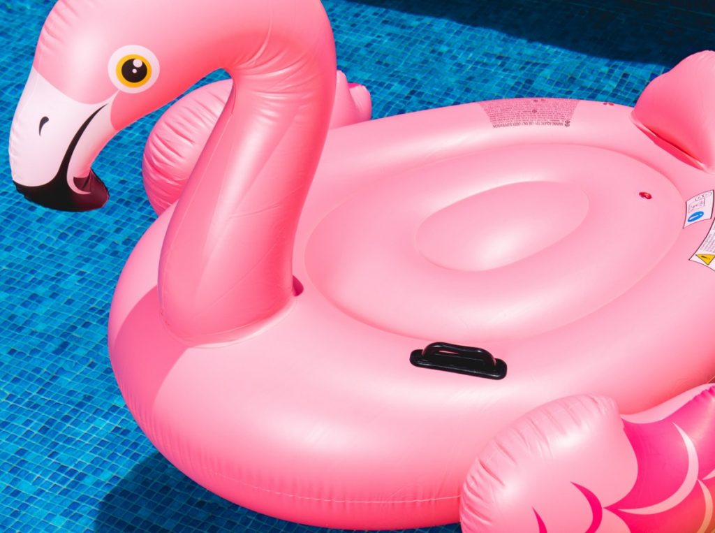 o saltea in forma de flamingo din plastic intro piscina