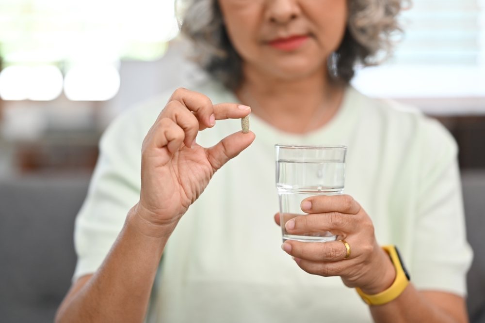 femeie la menopauza, luand suplimente